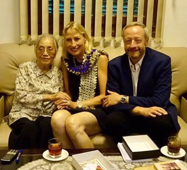 M et Mme Henrie lors de leur rencontre avec l'ancien Vice-Président Nguyên Thi Binh lors d'une visite au Vietnam. Photo : VNA. M et Mme Henrie lors de leur rencontre avec l'ancien Vice-Président Nguyên Thi Binh lors d'une visite au Vietnam. Photo : VNA.