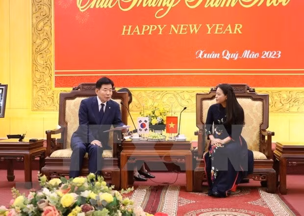 Le Président de l'Assemblée nationale sud-coréenne, Kim Jin-pyo, rencontre la secrétaire du Comité provincial du Parti de Ninh Binh, Nguyên Thi Thu Hà. Photo: VNA