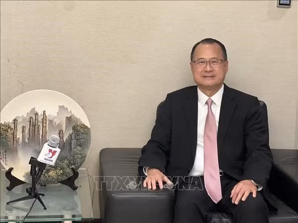 Docteur Jonathan Choi, président de la Chambre de commerce chinoise à Hong Kong, président de l'Association des entrepreneurs du golfe Guangdong-Hong Kong-Macao, président de la Chambre de commerce Hong Kong-Vietnam et président du groupe Sunwah. Photo : VNA Docteur Jonathan Choi, président de la Chambre de commerce chinoise à Hong Kong, président de l'Association des entrepreneurs du golfe Guangdong-Hong Kong-Macao, président de la Chambre de commerce Hong Kong-Vietnam et président du groupe Sunwah. Photo : VNA