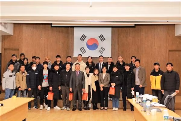 Photo de famille entre la délégation de Colab et des travailleurs vietnamiens. Photo : VNA.