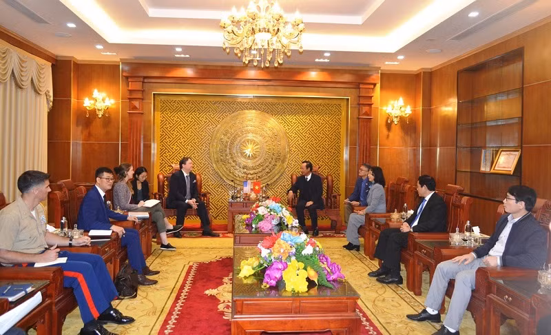 Rencontre entre les autorités de Quang Tri et l’ambassadeur des États-Unis au Vietnam, Marc E. Knapper. Photo : thoidai.com.vn