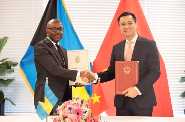 L'ambassadeur Dang Hoàng Giang (gauche) et l'ambassadeur Stan Oduma Smith. Photo : VNA.