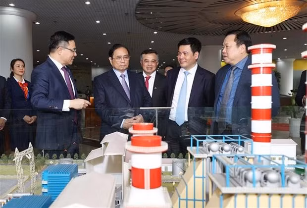 Le Premier ministre Pham Minh Chinh écoute une présentation sur les activités d'exploitation pétrolière et gazière. Photo: VNA