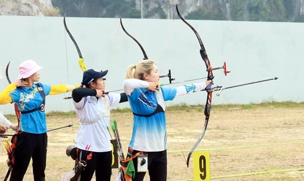 Les tireuses à l’arc en compétition aux 9es Jeux sportifs nationaux. Photo : CVN/VNA.