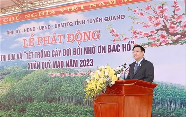 Le Président de l’Assemblée nationale Vuong Dinh Huê s’exprimant lors de la cérémonie, à Tuyên Quang, le 30 janvier. Photo : VNA.