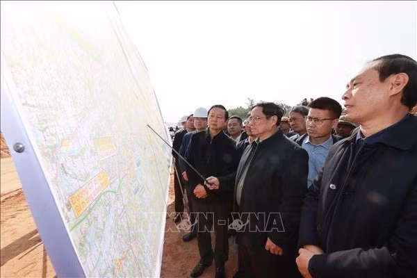 Le PM Pham Minh Chinh inspecte le chantier du projet d'autoroute Tuyên Quang - Phu Tho ảnh 1 Le PM Pham Minh Chinh inspecte le chantier du projet d'autoroute Tuyên Quang - Phu Tho ảnh 1