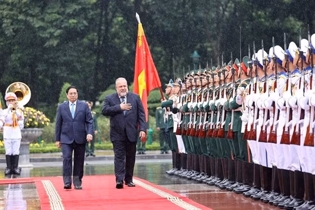Le Premier ministre vietnamien, Pham Minh Chinh (à gauche), préside la cérémonie d'accueil officielle du Premier ministre cubain Manuel Marrero Cruzen en visite officielle d'amitié au Vietnam du 28 septembre au 2 octobre 2022. Photo : VNA.