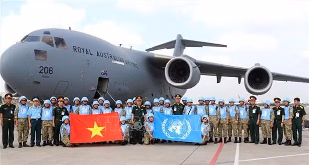 Les soldats de l'hôpital de campagne de niveau 2 n°1 sur le point d'embarquer dans un avion pour le Soudan du Sud pour participer aux opérations de maintien de la paix de l'ONU. Photo : VNA.