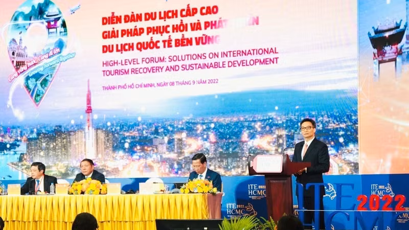Le Vice-Premier ministre Vu Duc Dam (debout) lors du forum de haut niveau sur le tourisme international à Hô Chi Minh-Ville, le 8 septembre. Photo : VNA.