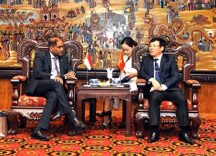 Le président du comité populaire de Vinh Phuc, Le Duy Thanh, et l’ambassadeur de Singapour au Vietnam, Jaya Ratnam. Photo : thoidai.com.vn