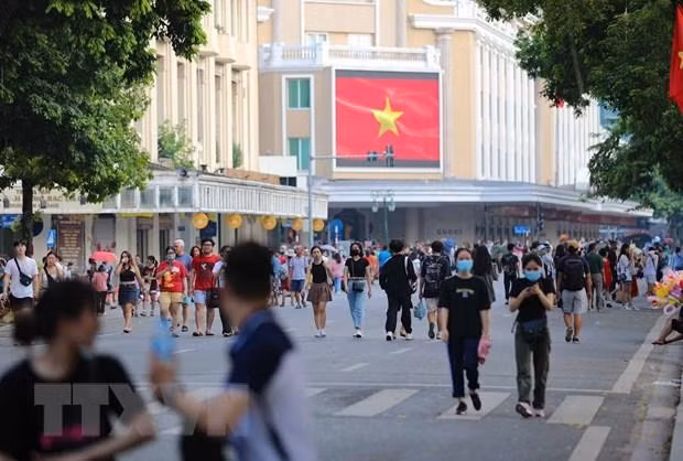 Dans la rue piétonne autour du lac Hoan Kiem, à Hanoi. Photo : VNA.