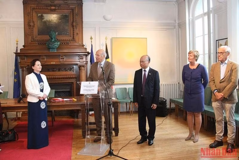 Le maire Hubert Dejean de La Batie exprime sa conviction que les relations entre les deux pays continueront à se développer davantage, Photo : NDEL.