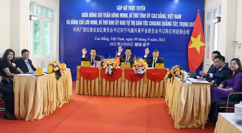 Réunion en ligne entre les responsables de Cao Bang et de la région autonome Zhuang du Guangxi. Photo : thoidai.com.vn