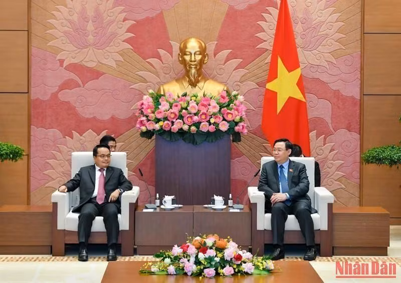 Le Président de l’Assemblée nationale, Vuong Dinh Huê (à droite) et le président de l’Audit d’État du Laos Viengthavisone Thephachanh, à Hanoi, le 7 septembre. Photo : VNA.