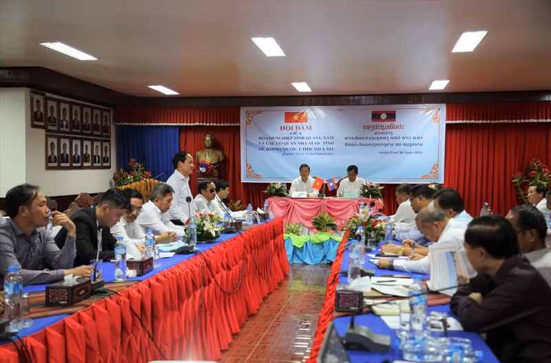 Entretien entre le gouverneur de la province lao de Sékong, Leklay Sivilay, et entreprises de Quang Nam. Photo : thoidai.com.vn