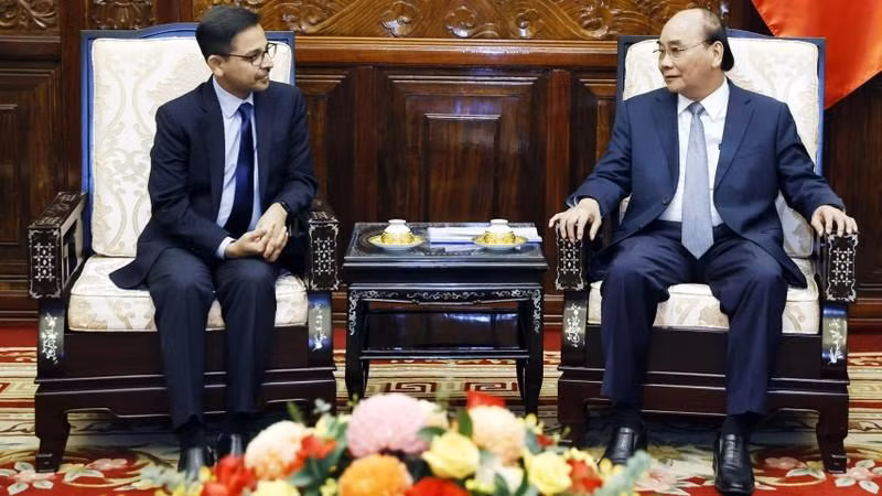 Le Président Nguyên Xuân Phuc et l'ambassadeur indien Pranay Verma. Photo : VNA