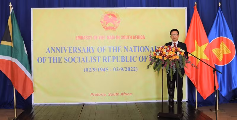 L’ambassadeur vietnamien Hoang Van Loi prend la parole lors de la cérémonie. Photo : baoquocte,