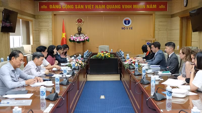 Réunion entre la ministre par intérim de la Santé, Dào Hông Lan, et le directeur national du CDC des États-Unis, Eric Dziuban. Photo : suckhoedoisong.vn