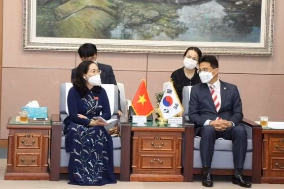 La présidente du Conseil populaire de Hô Chi Minh-Ville, Nguyên Thi Lê, et le vice-président permanent du Conseil métropolitain de Busan, Park Jung-muk. Photo : SGGP.