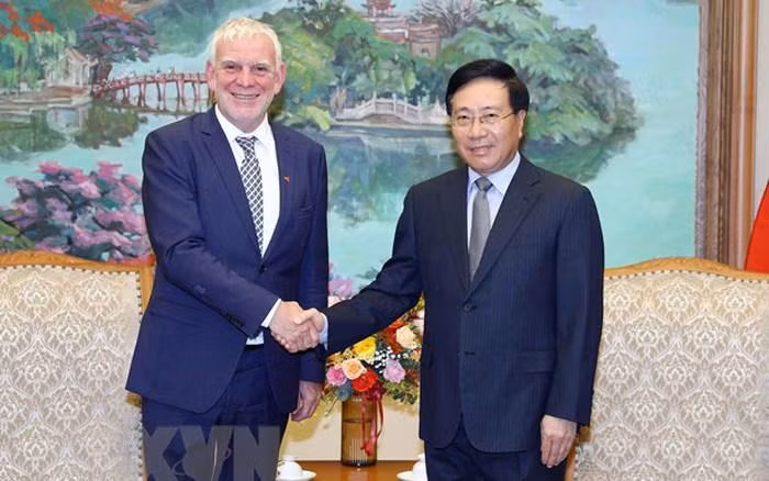 Le Vice-Premier ministre permanent Pham Binh Minh et Jochen Flasbarth, secrétaire d’État au ministère fédéral allemand de la Coopération économique et du Développement. Photo : VNA.