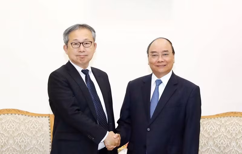 Le Nguyên Xuân Phuc (alors Premier ministre) et l'ambassadeur du Japon au Vietnam, Yamada Takio. Photo : baoquocte