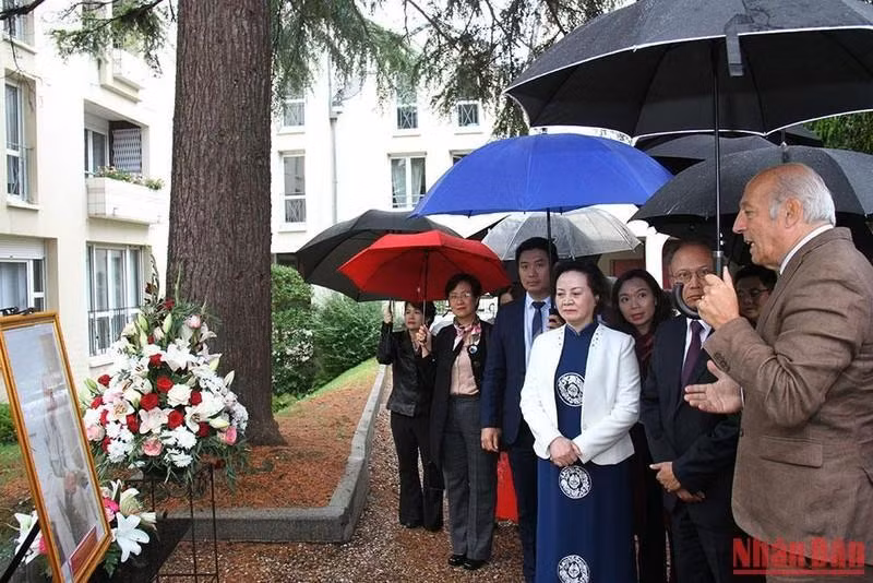Le maire Hubert Dejean de La Batie présente le projet visant à ériger une plaque commémorative pour le Président Hô Chi Minh. Photo : NDEL.