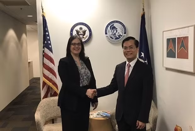 Le vice-ministre vietnamien des Affaires étrangères, Hà Kim Ngoc, et la secrétaire d’État adjointe aux affaires de politique et de défense, Jessica Lewis. Photo : VNA.