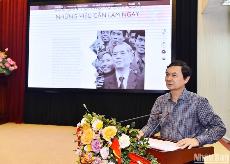 Ngô Minh Tuân, rédacteur en chef du magazine Xây dựng Đảng prend la parole lors de la cérémonie. Photo : Journal Nhân Dân.