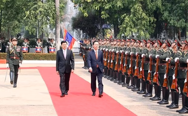Vo Van Thuong (à droite) et Thongloun Sisoulith passent en revue la garde d'honneur. Photo : VNA. Vo Van Thuong (à droite) et Thongloun Sisoulith passent en revue la garde d'honneur. Photo : VNA.