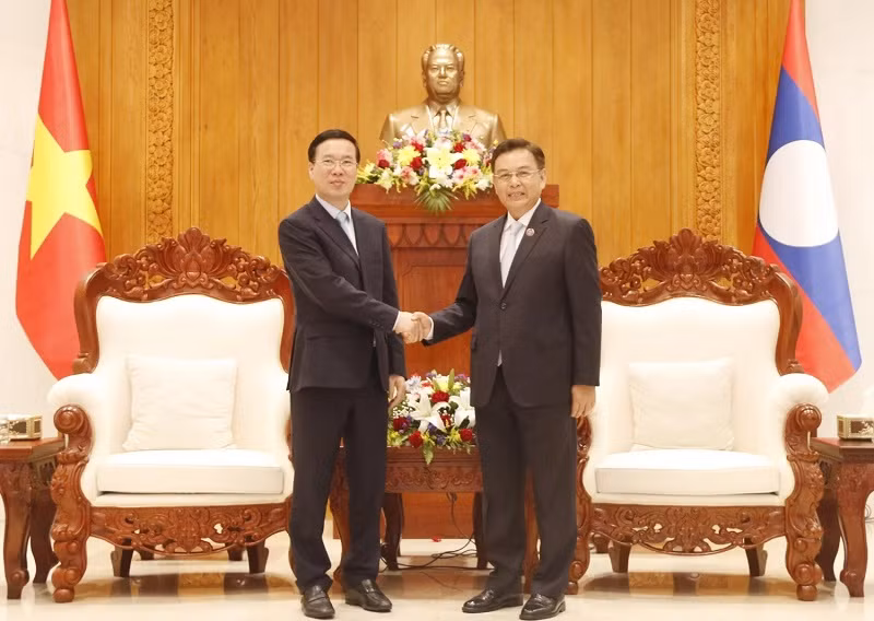 Le Président de l’Assemblée nationale du Laos, Xaysomphone Phomvihane, reçoit une délégation vietnamienne de haut rang conduite par le camarade Vo Van Thuong (à gauche), le 17 juillet 2022. Photo : VNA.