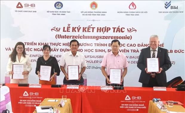 Cérémonie de signature de l'accord de coopération pour conseiller et soutenir les étudiants souhaitant étudier en Allemagne dans des Instituts universitaires professionnels à Trà Vinh. Photo : VNA.