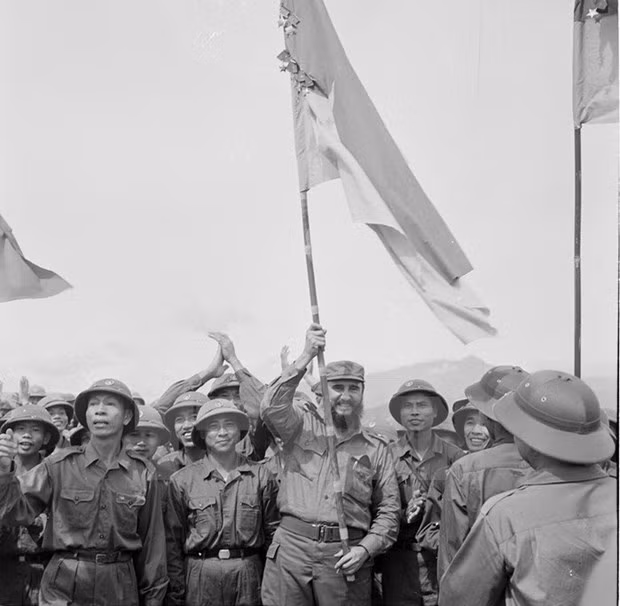 Le dirigeant cubain Fidel Castro lors de sa visite au Vietnam du 12 au 17 septembre 1973. Photo : VNA. Le dirigeant cubain Fidel Castro lors de sa visite au Vietnam du 12 au 17 septembre 1973. Photo : VNA.