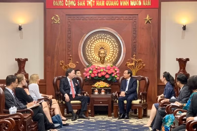 Le secrétaire du Comité du parti de Hô Chi Minh-Ville, Nguyên Van Nên (à droite), reçoit l’ambassadeur américain au Vietnam, Marc E. Knapper. Photo : PLO.