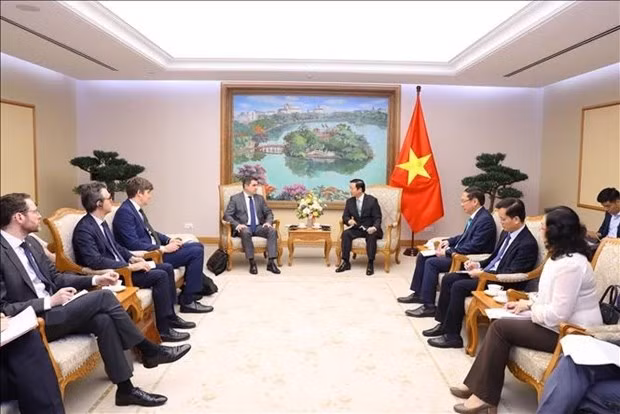 Le Vice-Premier ministre Trân Hông Hà (à droite, au centre) avec le conseiller principal en diplomatie énergétique de l’UE Tibor Stelbaczky et l’envoyé spécial du Royaume-Uni pour les changements climatiques Chris Taylor. Photo : VNA.