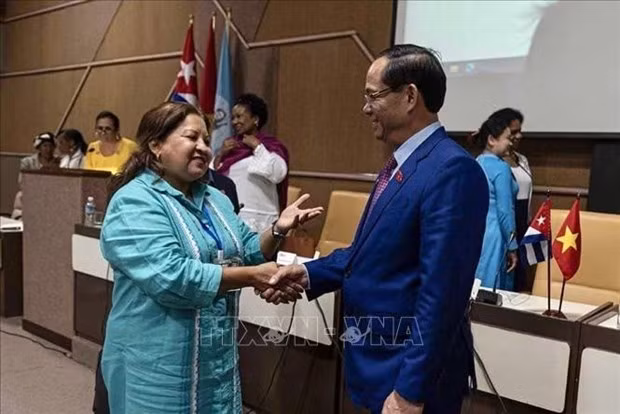 Le Vice-Président de l'Assemblée nationale du Vietnam, le général de corps d’armée Trân Quang Phuong, et Teresa María Amarelle Boué, secrétaire générale de l'Union des Femmes cubaines. Photo : VNA.