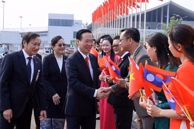Le Président Vo Van Thuong à l’aéroport international de Wattay, dans la capitale lao Vientiane. Photo: VNA
