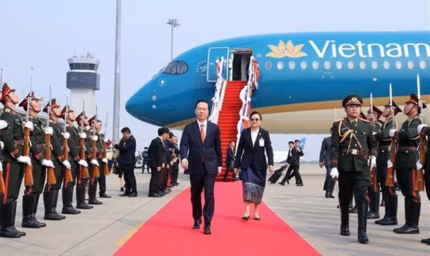 Le Président Vo Van Thuong à l’aéroport international de Wattay, dans la capitale lao Vientiane. Photo: VNA