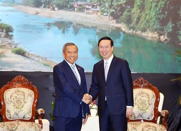 Le Président Vo Van Thuong (à droite) et le Président de l'Association d'Amitié Laos - Vietnam Boviengkham Vongdala. Photo : VNA. Le Président Vo Van Thuong (à droite) et le Président de l'Association d'Amitié Laos - Vietnam Boviengkham Vongdala. Photo : VNA.