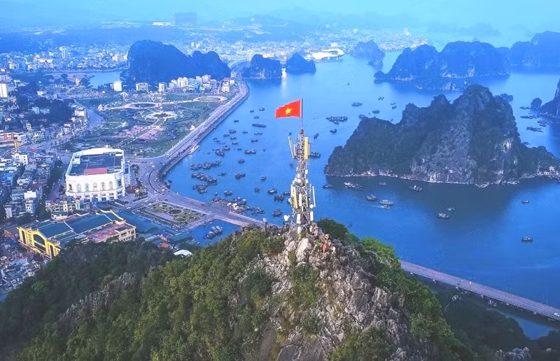La montagne Bai Tho dans la ville de Ha Long. Photo: VNA