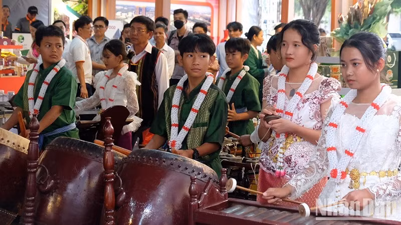 Les élèves du lycée-internat des minorités ethniques de Binh Phuoc jouent des instruments de musique ethniques traditionnels. Photo : Nhât Son/NDEL. 