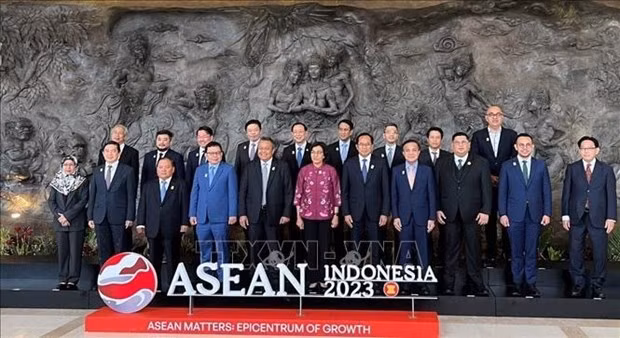 Le vice-gouverneur de la Banque d'État du Vietnam, Pham Tiên Dung (deuxième rang, deuxième à partir de la droite), et des ministres des Finances et gouverneurs des Banques centrales de l'ASEAN. Photo : VNA.