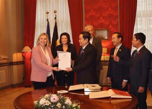 Le vice-président permanent de l'AN du Vietnam, Trân Thanh Mân, présente une lettre de remerciement du Vietnam à des dirigeants de l'organe législatif belge pour leur adoption de la résolution de soutien aux victimes vietnamiennes de l'agent orange. Photo : VNA. 