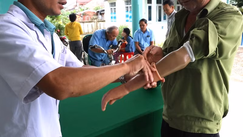 L’ajustement de prothèses et d’orthèses est une étape dans le processus de fourniture d’appareils d’assistance aux personnes handicapées dans trois provinces bénéficiaires du projet Inclusion 1. Photo : thoidai.