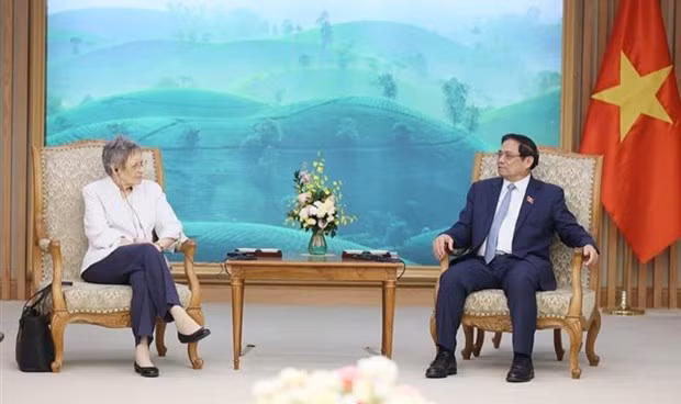 Le Premier ministre Pham Minh Chinh a reçu mardi à Hanoï la professeure Françoise Barre-Sinoussi. Photo : VNA.