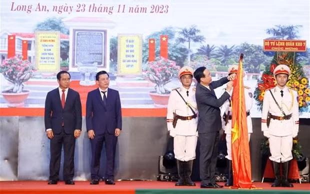 Le Président Vo Van Thuong décerne l’Ordre Hô Chi Minh à l'organisation du Parti, aux autorités et au peuple de la province de Long An pour leurs contributions importantes à l’œuvre du Parti et de l'État. Photo : VNA.