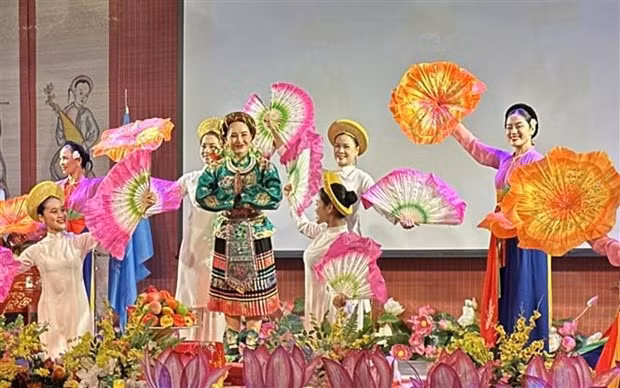 Les artistes du Théâtre de musique et de danse folklorique du Viêt Bac sur scène, au Centre culturel du Vietnam en France, le 17 novembre. Photo : VNA.