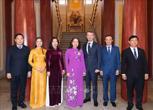 La Vice-Présidente vietnamienne, Vo Thi Anh Xuân et le prince héritier danois Frederik (au centre). Photo : VNA.