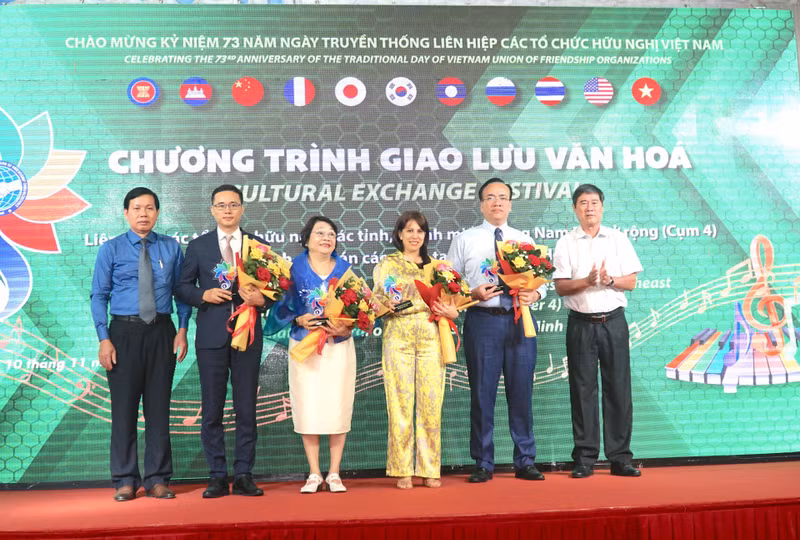 Des représentants de la province de Tây Ninh et des consulats généraux des pays participants au programme d'échange culturel. Photo : baotayninh.vn