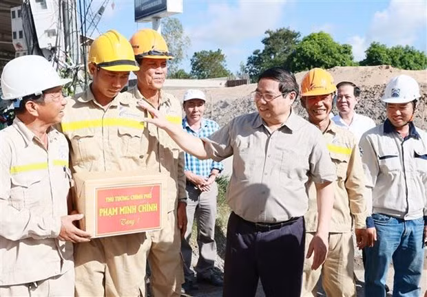 Le Premier ministre Pham Minh Chinh inspecte une section du projet de modernisation de l'autoroute nationale 30 dans la ville de Cao Lanh. Photo : VNA.