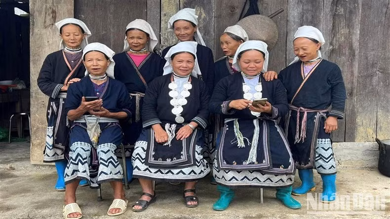 Des femmes Dao Tiền à Hoài Khao en habits traditionnels sur lesquels sont imprimés des motifs à la cire d’abeille.